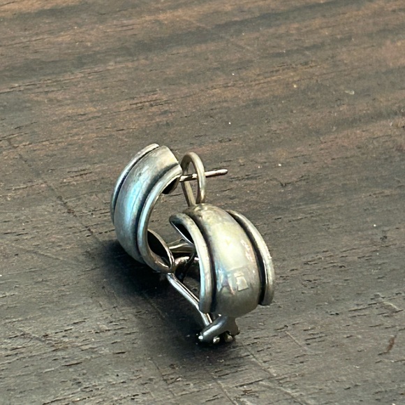 Retired James Avery Sterling Silver Hoop Earrings - Picture 5 of 5